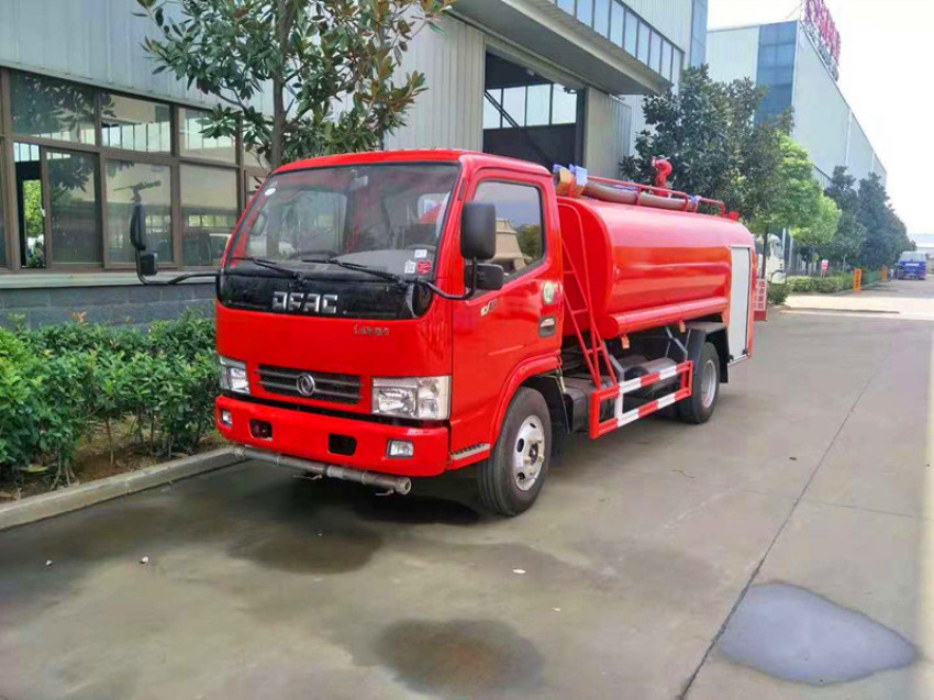 東風(fēng)多利卡灑水車廠家直銷，東風(fēng)灑水車生產(chǎn)廠家，東風(fēng)集團(tuán)公司