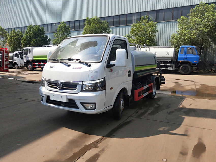 小型灑水車走進村莊街道 從此絕跡塵土飛揚-程力小型灑水車生產廠家