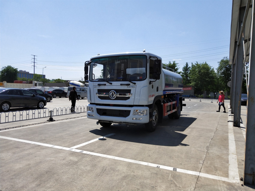 國六東風(fēng)多利卡灑水車配置和報(bào)價(jià)-湖北程力灑水車廠家銷售