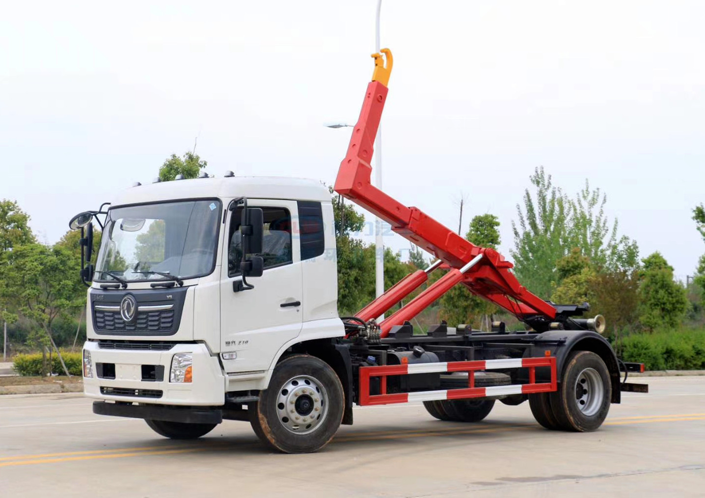 東風天錦勾臂垃圾車-15方勾臂垃圾車